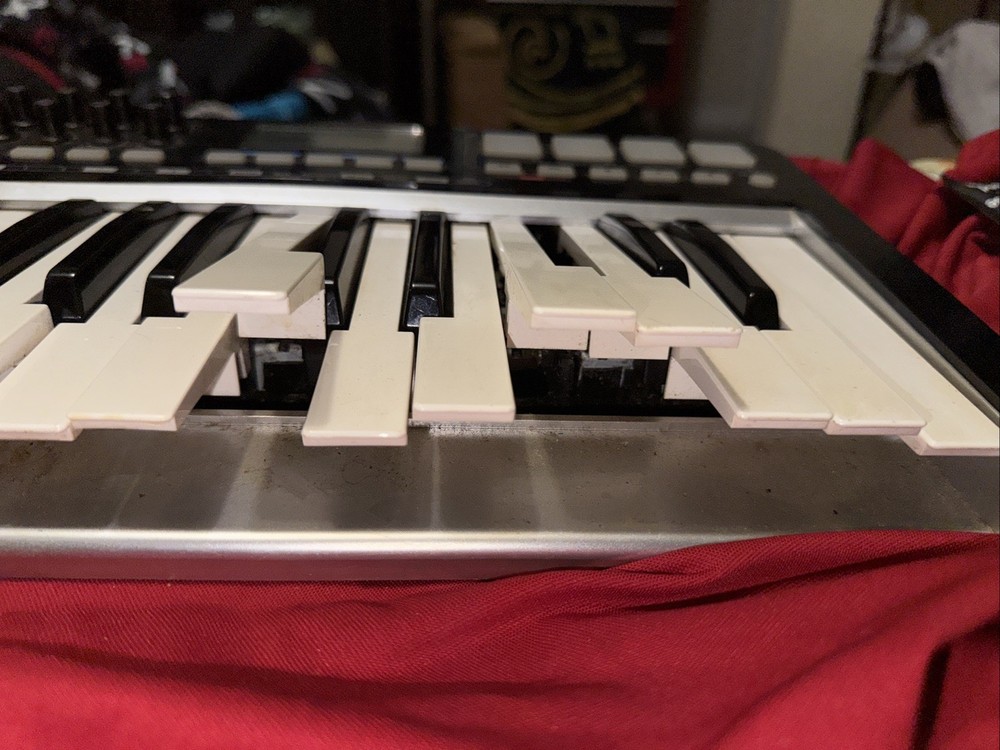 SAMSON GRAPHITE 25 (USB MIDI CONTROLLER KEYBOARD) (UNTESTED)