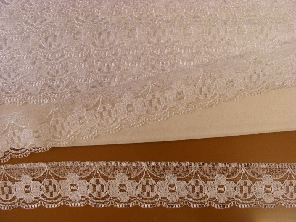 Flat Lace White  - 33 metres (162)