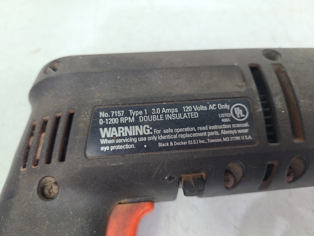 BLACK & DECKER D2000 3/8” REVERSING KEYLESS DRILL No. 7157 (TESTED)