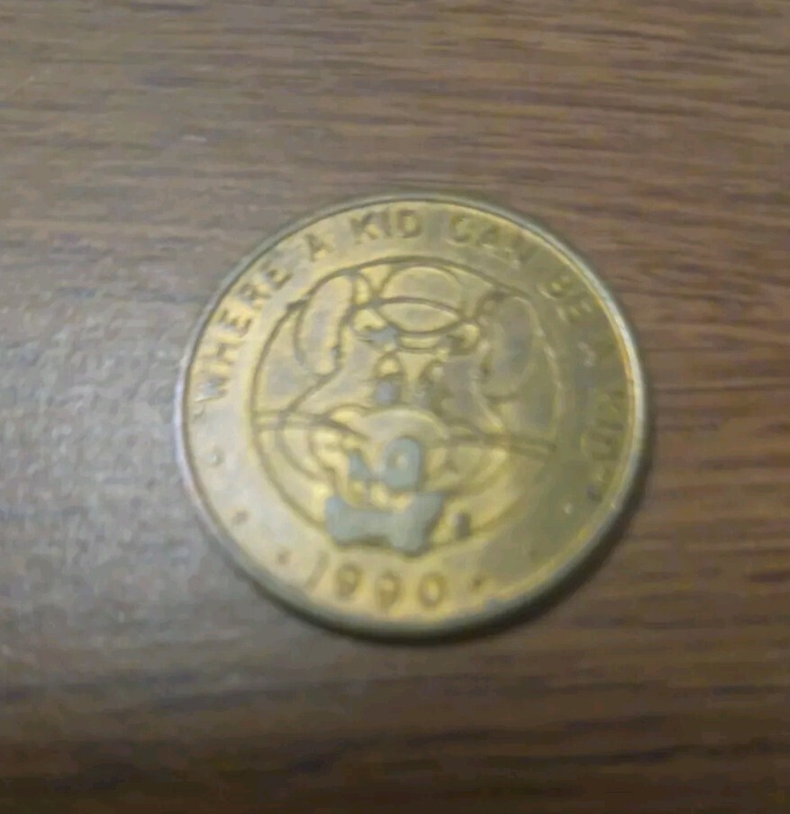 1990 CHUCK E CHEESE PIZZA ARCADE GAME TOKEN