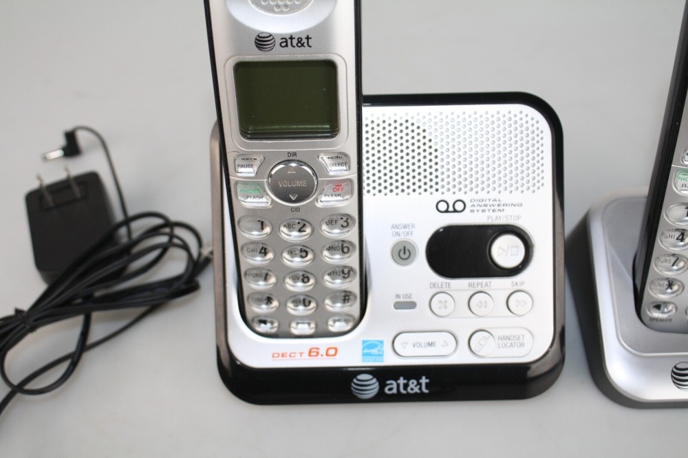 AT&T EL52300 Dect 6.0 Digital Answering System 2 Handsets