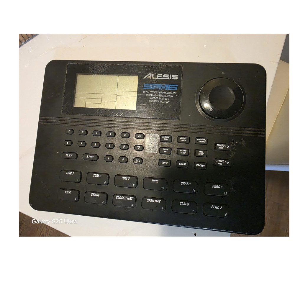 Alesis SR-16 Drum Machine Programmable 16 Bit Stereo 12 Pads MIDI 1/4" Out