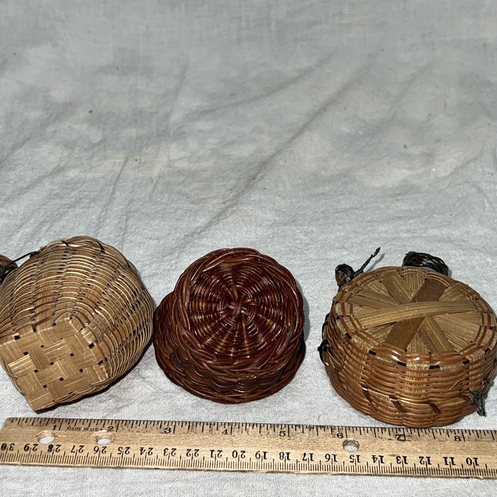 VINTAGE 3-MINIATURE BASKETS 2with lids
