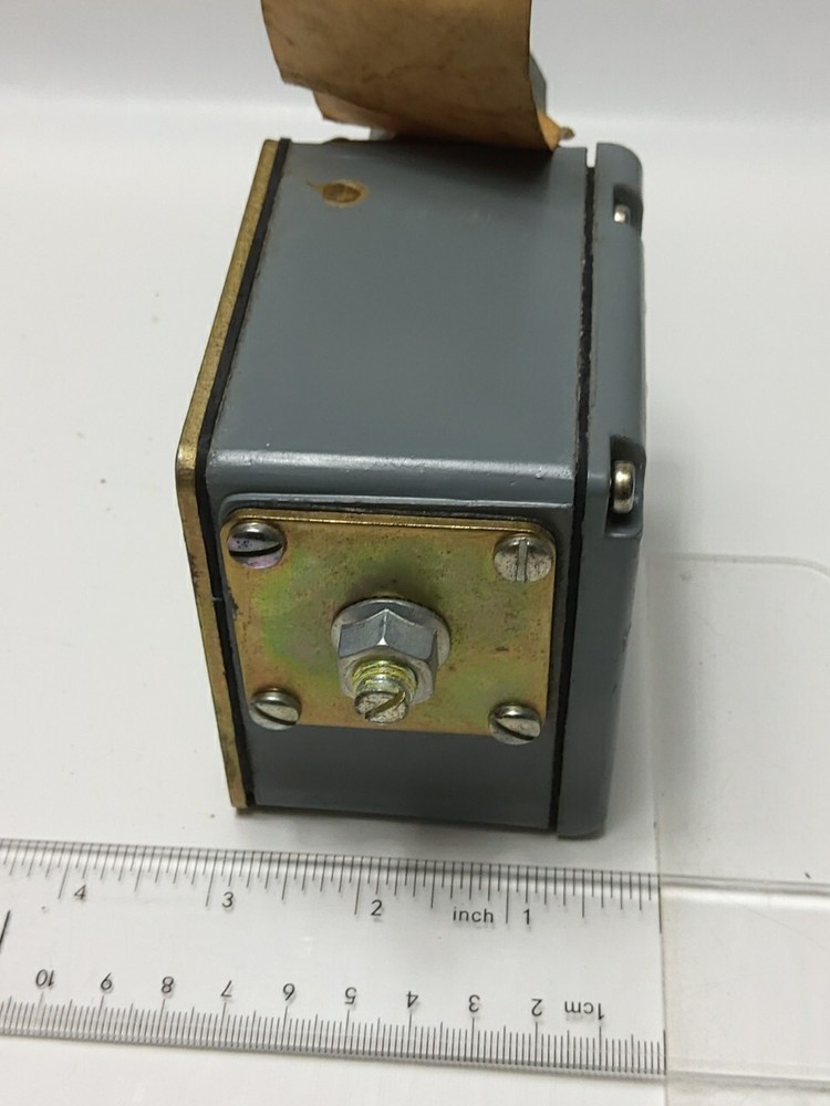 SQUARE D PRESSURE REGULATOR 9012-ADW-24 (NEW)