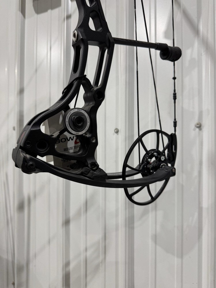 Bowtech CP28, RH, #70, 24.5"-30" DL, Black