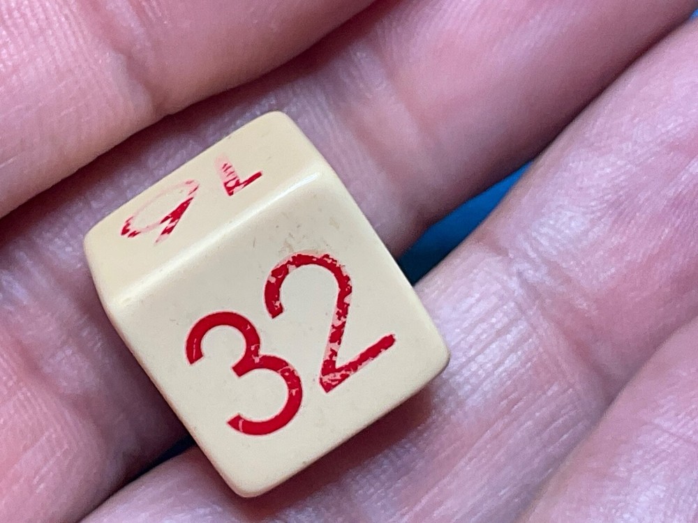 BAKELITE BACKGAMMON CUBE————B-4