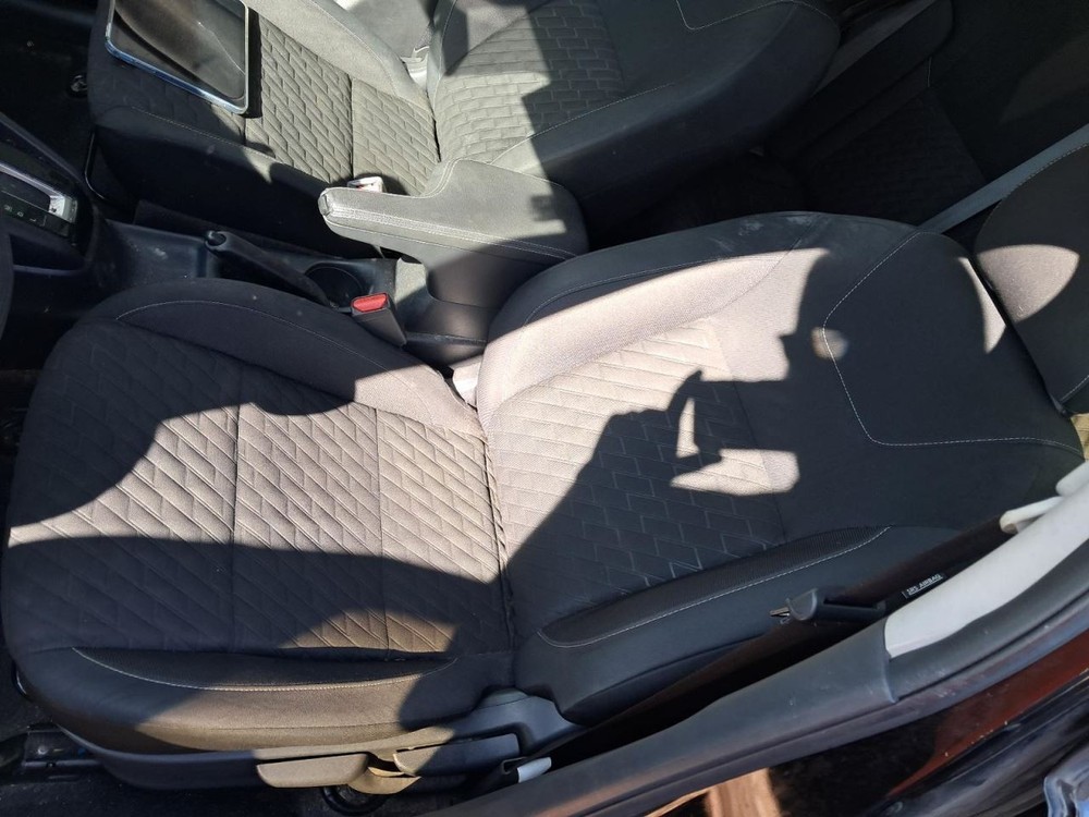 KICKS 2021 Glove Box 4786342