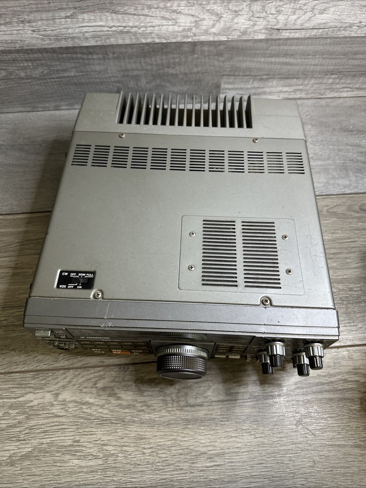 Kenwood R-5000 AM SSB CW Ham Shortwave Receiver Powers Up