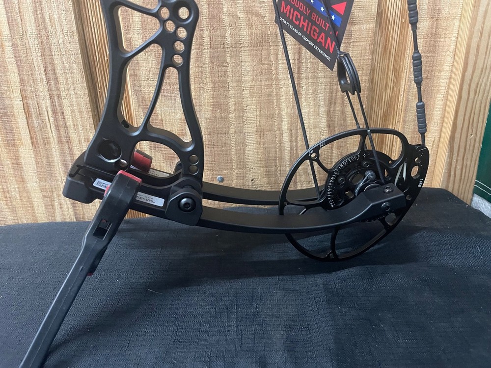 Darton Archery Consequence 31 70lb Black BRAND NEW