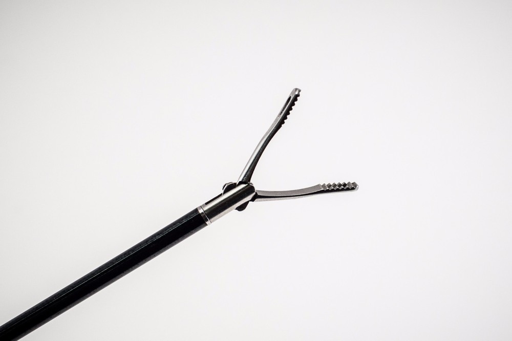 Laparoscopic Gator Traumatic Grasper w/ locking handle 5mm x 27cm (SHORT)