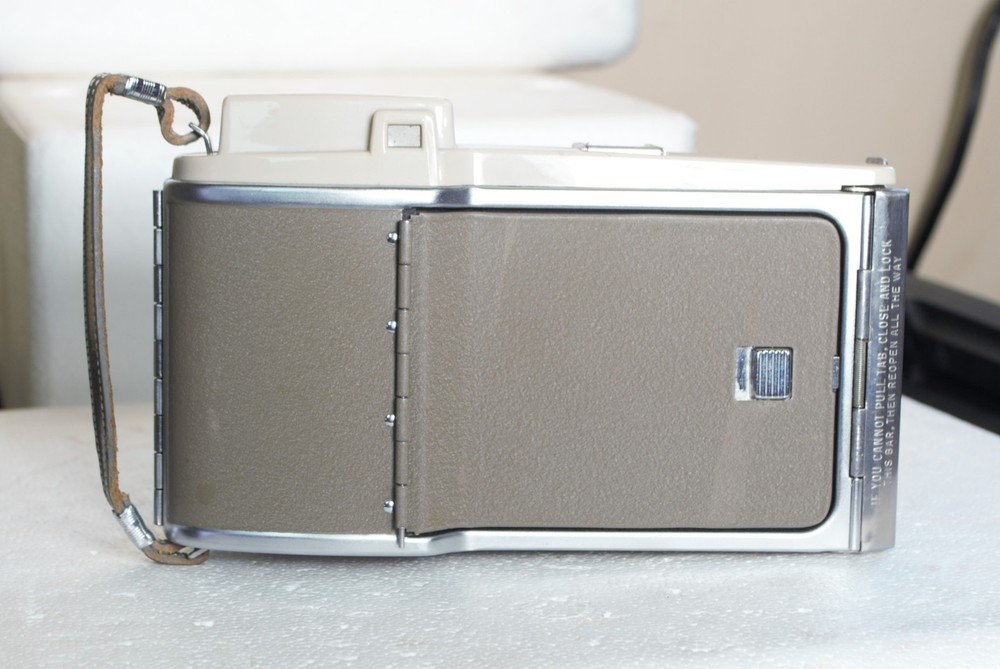 Polaroid Land Camera Model 8oA Wink Light Light Reducer & leather case