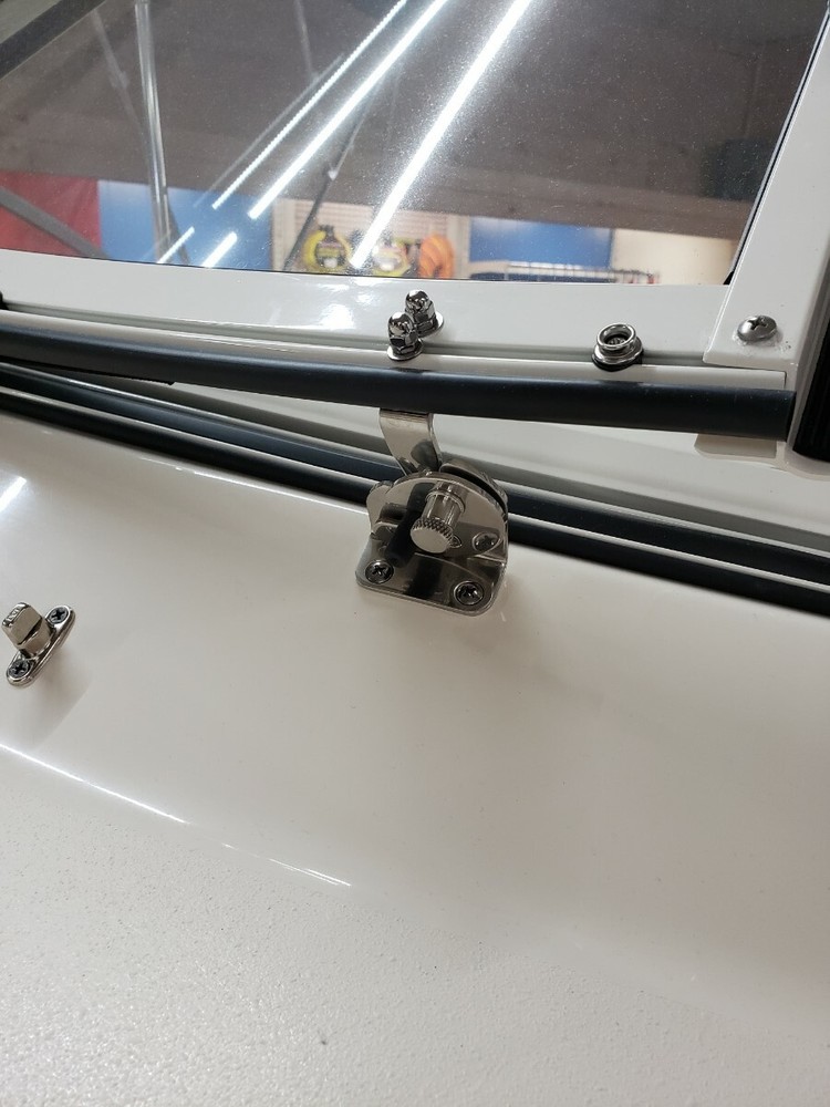 GRADY WHITE FREEDOM CENTER WINDSHIELD LATCH/CATCH S/S