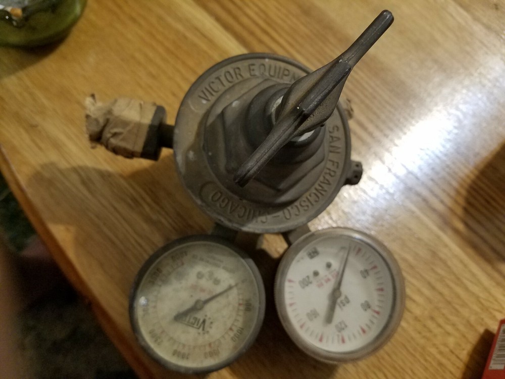 4 vintage regulators Victor-Harris(2) and Mujelli, Uniweld regulator package
