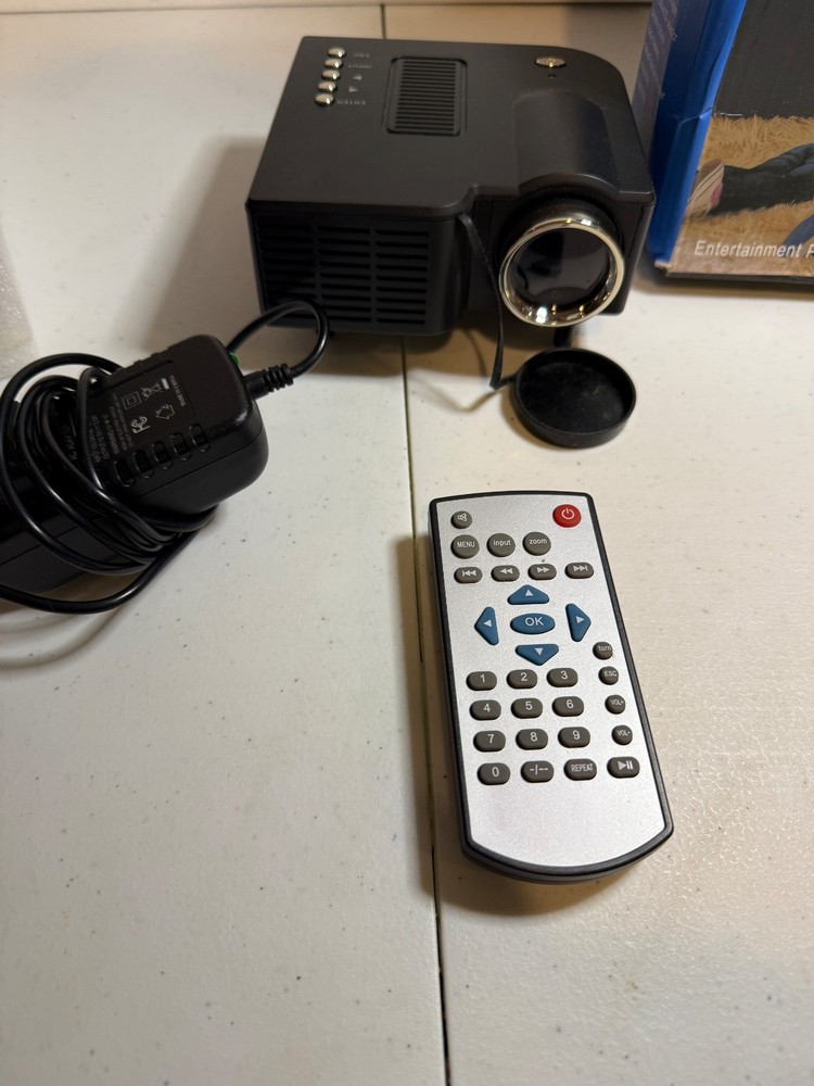 LED Entertainment Projector LCD Image System Portable Mini NEW