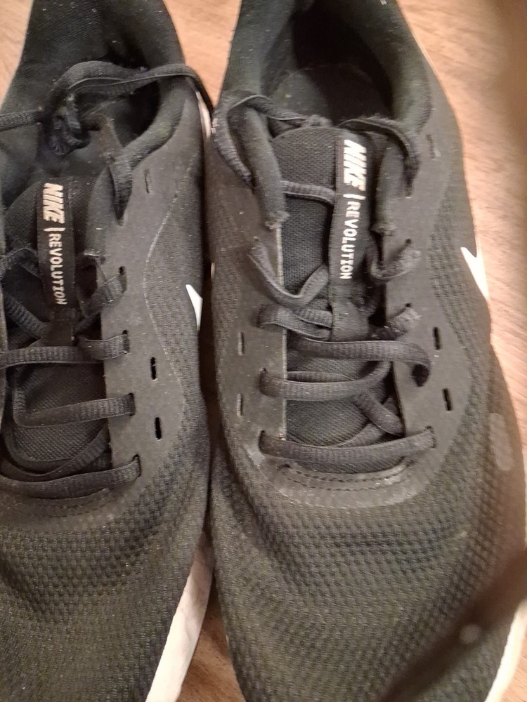 Mens Black Nike Revolutions Size 10
