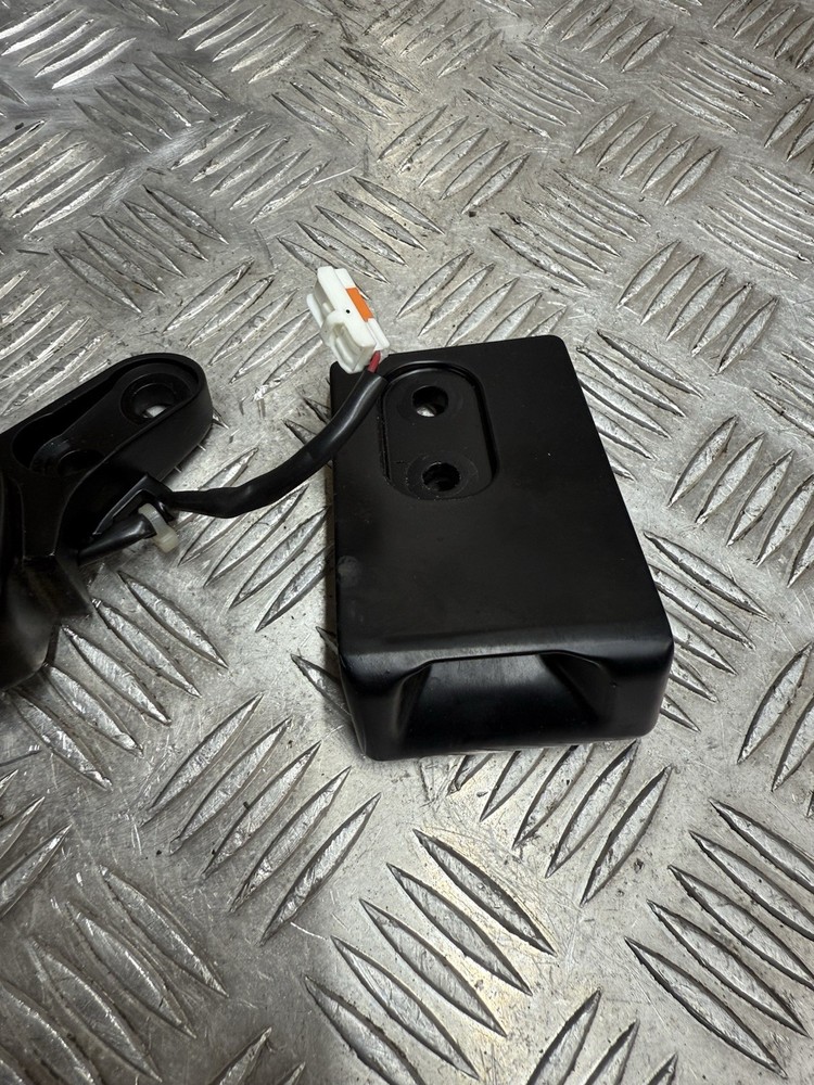 MAZDA MX5 MK3 NC PAIR SOFT TOP LATCH CATCHES 05-15