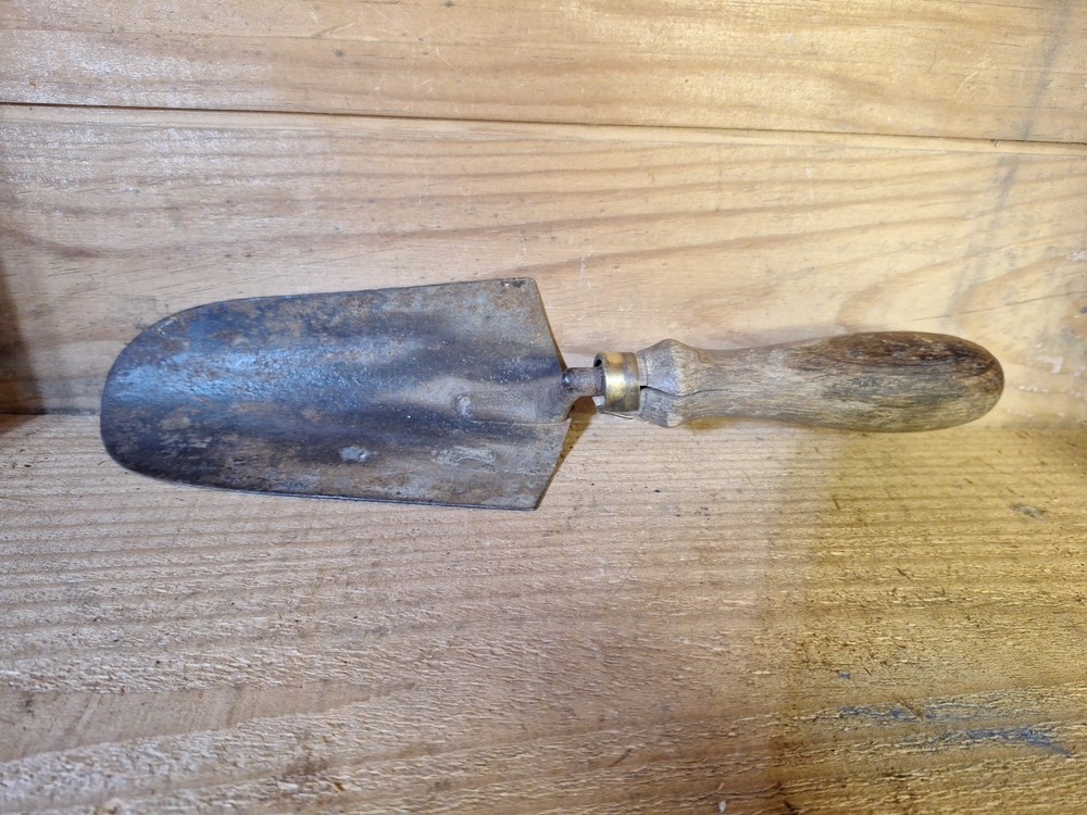 Antique Garden Scoop