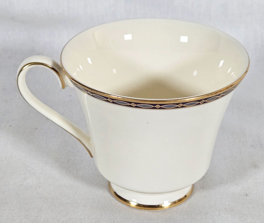 VINTAGE RETIRED MINTON BONE CHINA ST. JAMES PATTERN 5-PIECE PLACE SETTING NEW