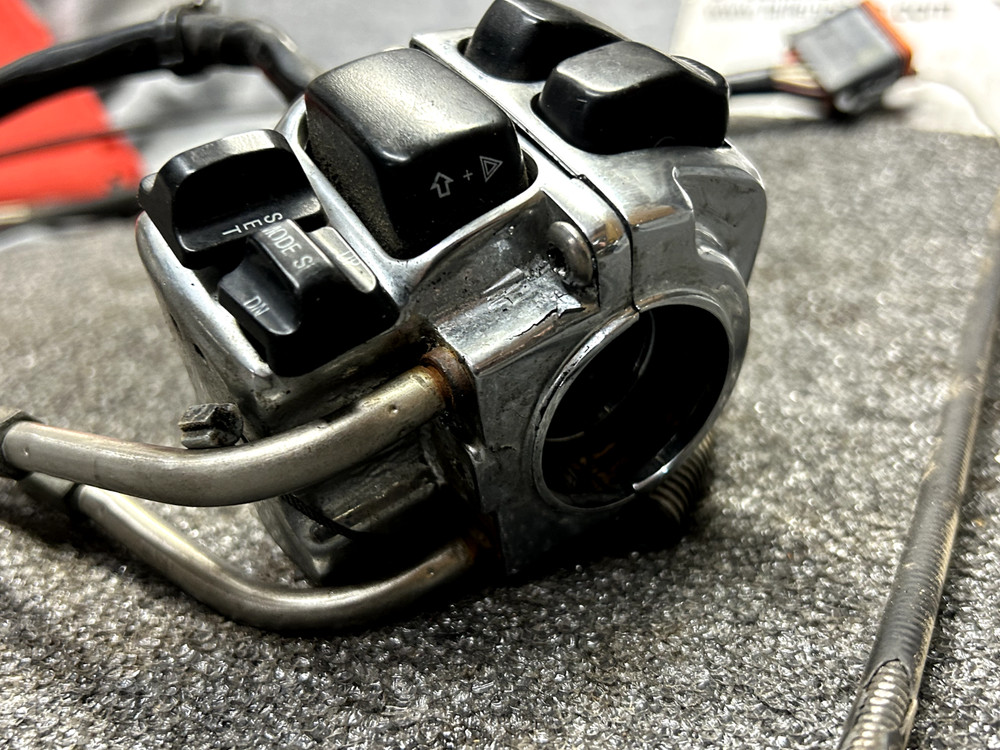 GENUINE HARLEY DAVIDSON TOURING RIGHT HANDLEBAR CONTROL HOUSING SWITCH