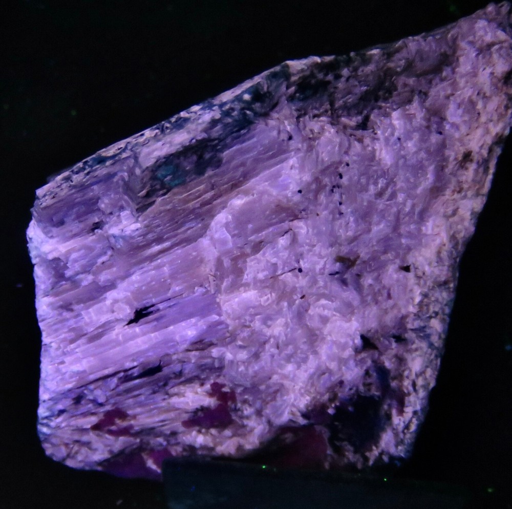 Fluorescent : AGRELLITE - Kipawa River Complex , Temiscamingue , Quebec