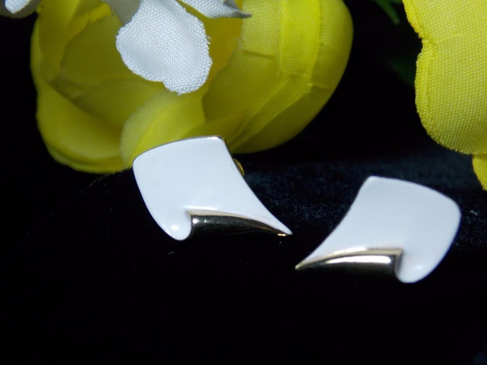 TRIFARI EARRINGS GOLD AND WHITE TONE