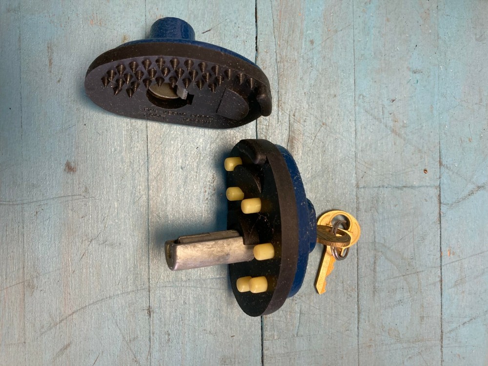 Master Lock 90 Gun Lock Trigger Lock with 2 keys