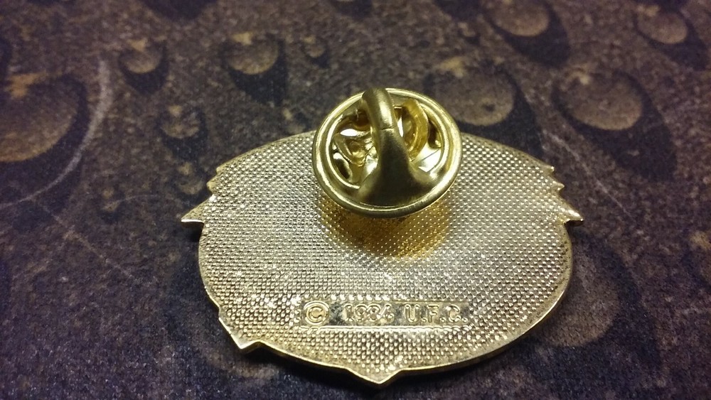 TYKE hockey player pin badge