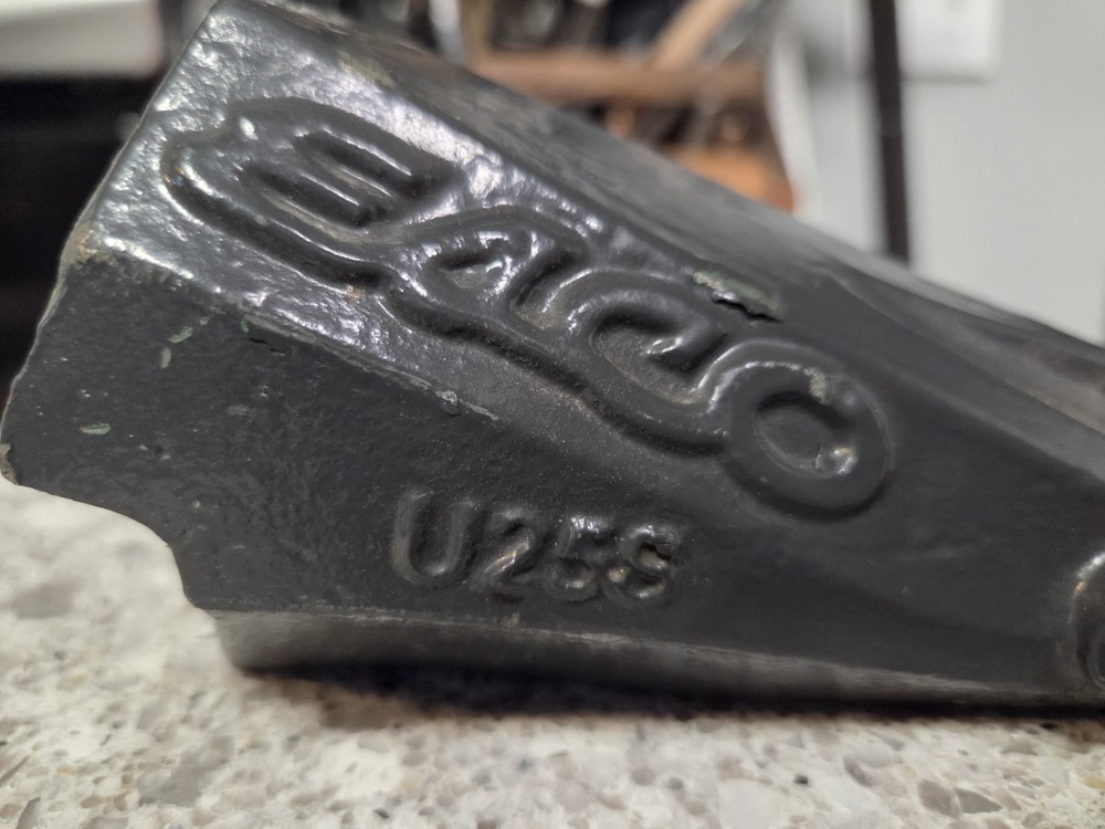 Esco U25s Bucket Teeth With Keeper