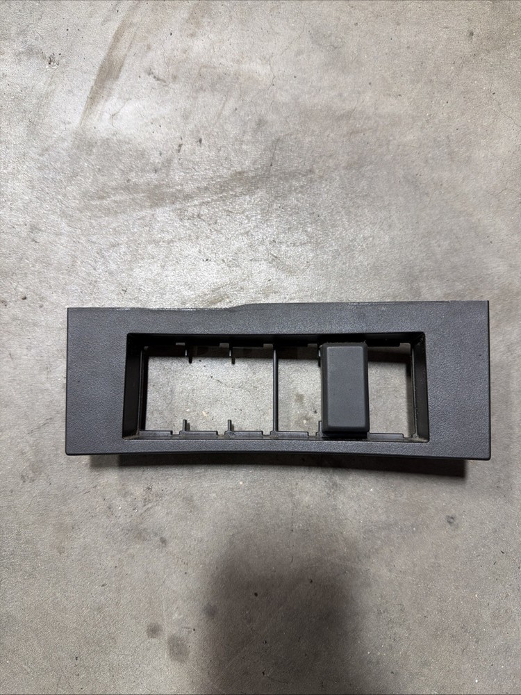 Volvo VNL Switch Bezel 82755999