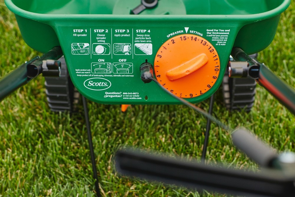 Scotts Turf Builder EdgeGuard Mini Broadcast Spreader