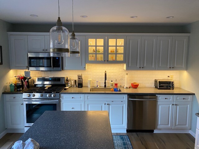 KitchenLEDs, easy Do It Yourself under cabinet lights