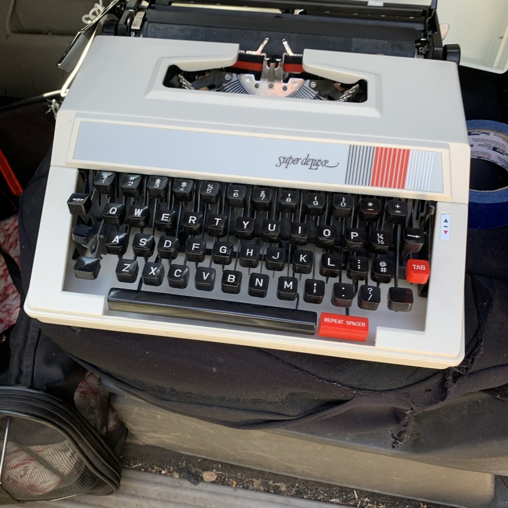 Rover Super Deluxe Typewriter w Case
