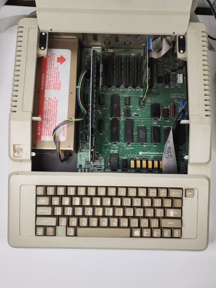 Vintage Apple IIe A2S2064 Computer w/ 2 Disk Drives Powers On