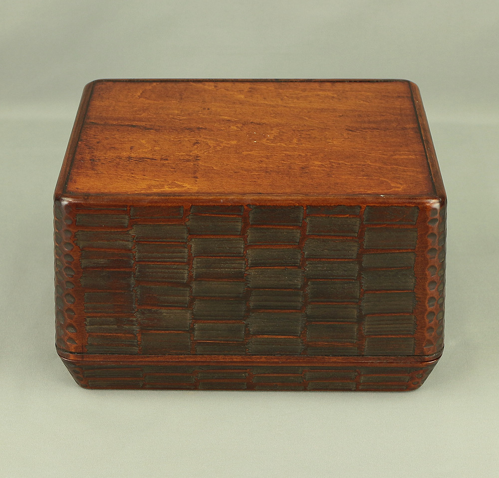 一峰 Ippo 'Orchid' Sanuki Lacquer Carving Square Box VA416