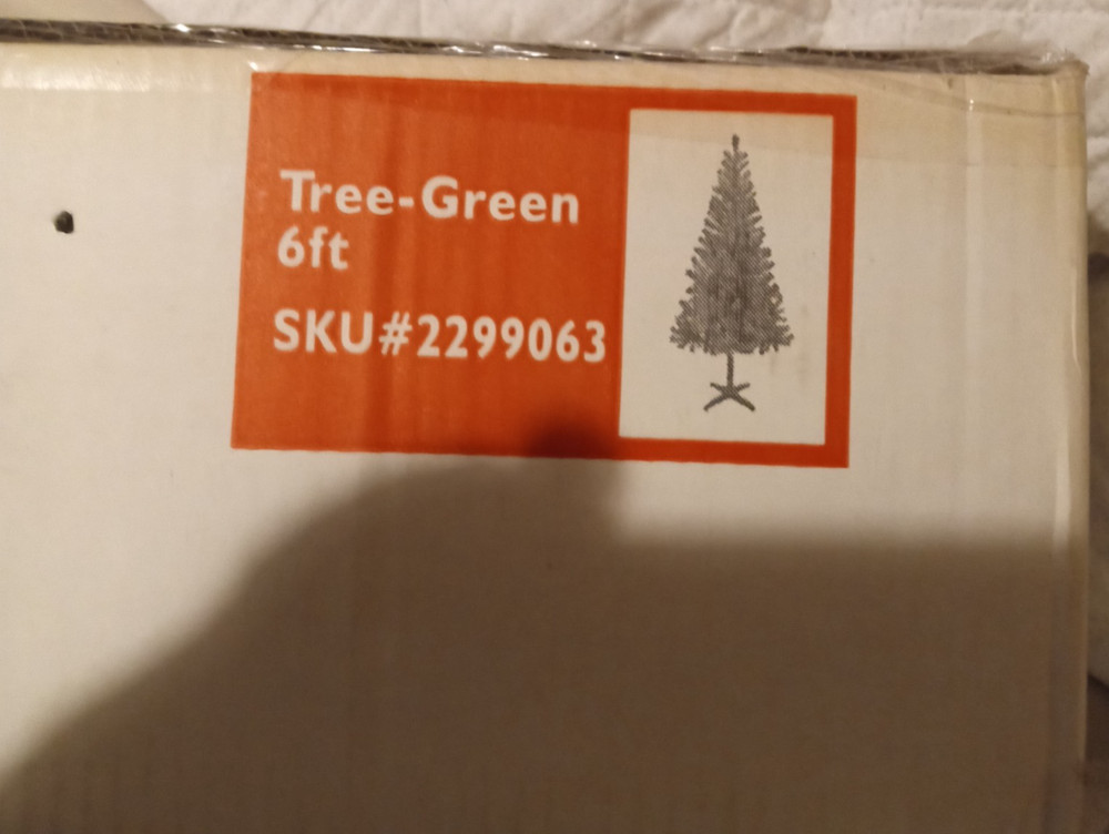 6ft Unlit green Christmas tree 446 tips