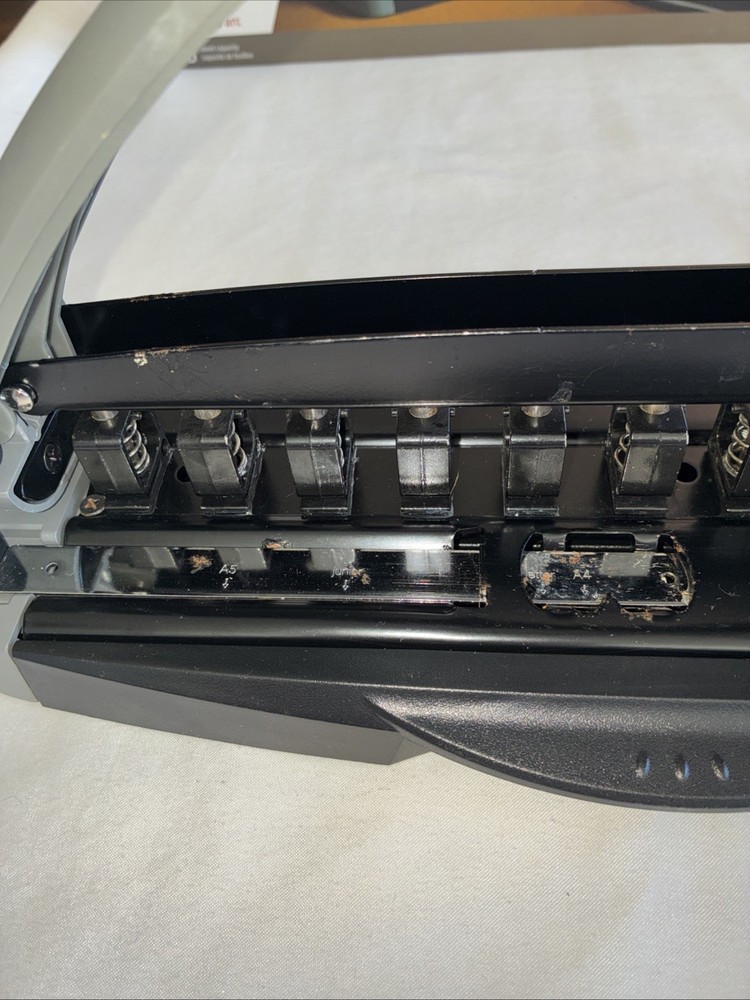 Staples Arc System 11-Hole Desktop Punch, 8-Sheet Capacity, Model 40836