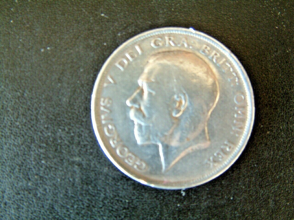 SOLID SILVER First World War George V Half Crown 1915 Very Good condition.