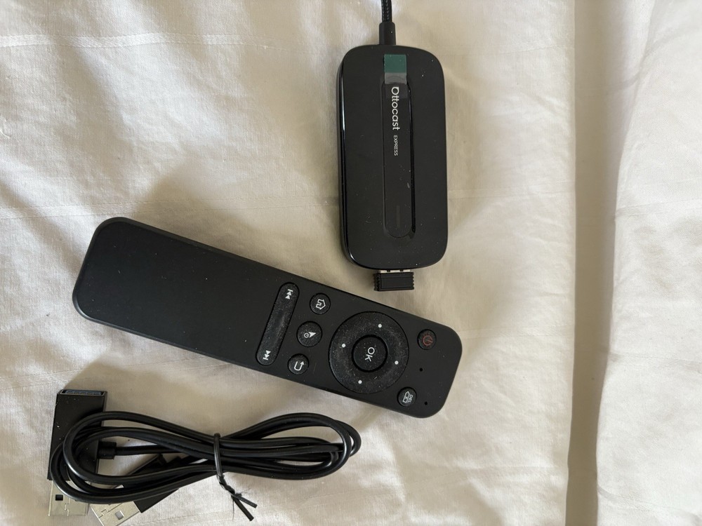 Ottocast Play2Video Ultra Wireless CarPlay Android Auto Adapter Open Box