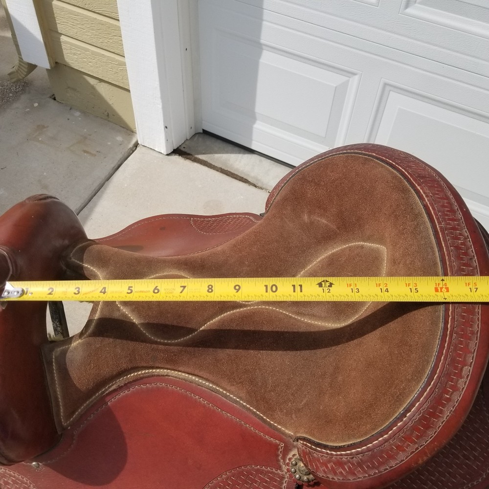 Western Saddle 17 inch tree, beautiful tooling