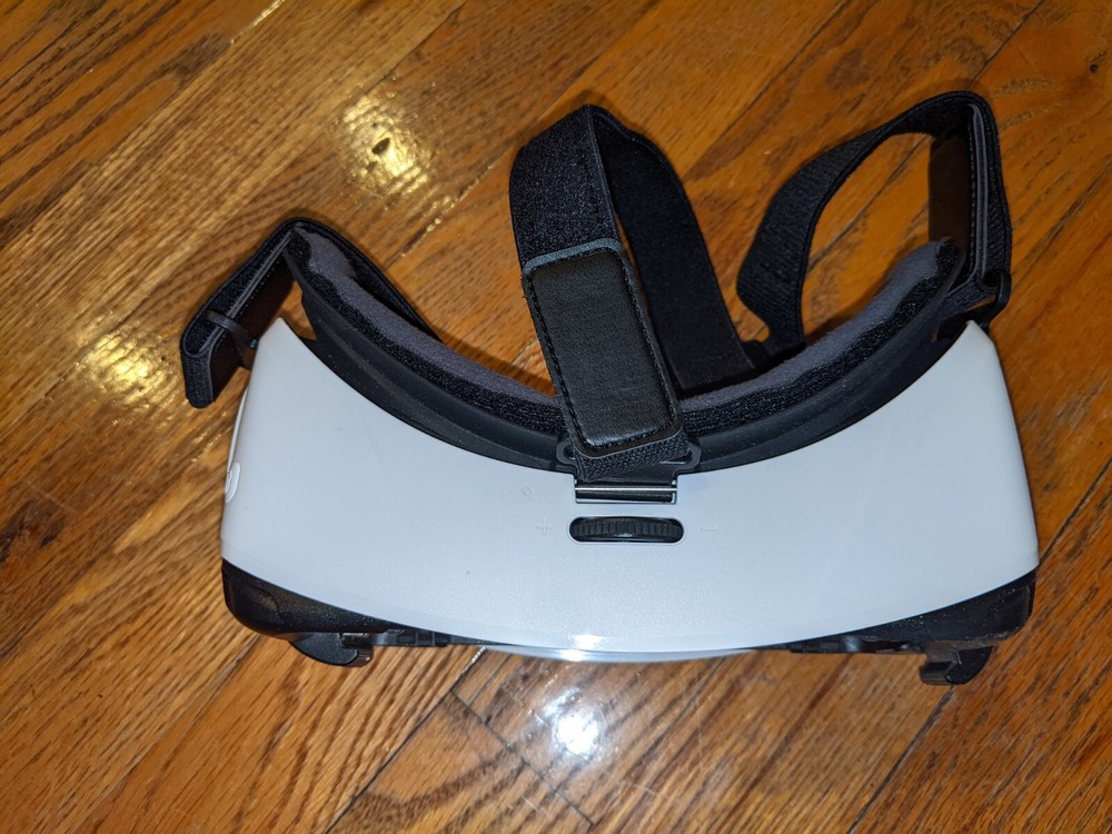 UNTESTED SAMSUNG GEAR VR HEADSET OCULUS SM-R322 MISSING FRONT PLASTIC COVER