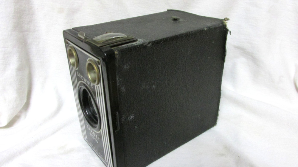 VINTAGE 1940s KODAK TARGET SIX 16 CAMERA MISSING BACK