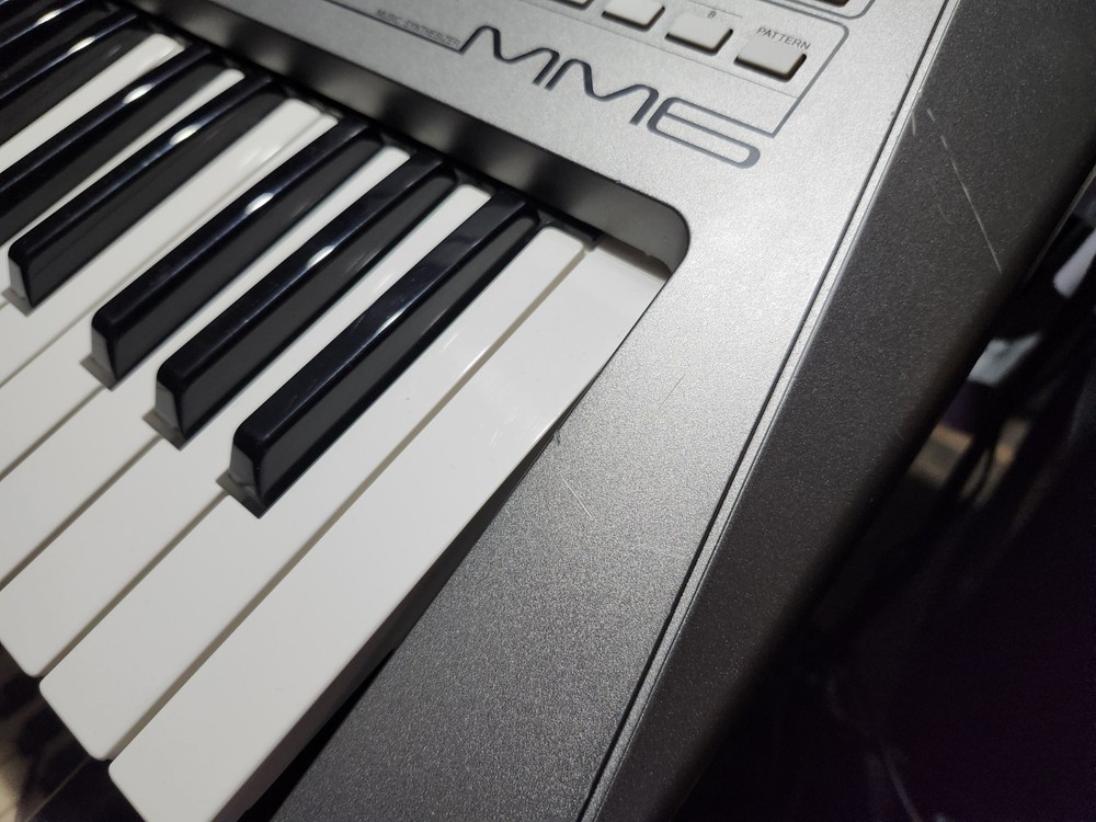 YAMAHA MM6 Music Synthesizer Keyboard