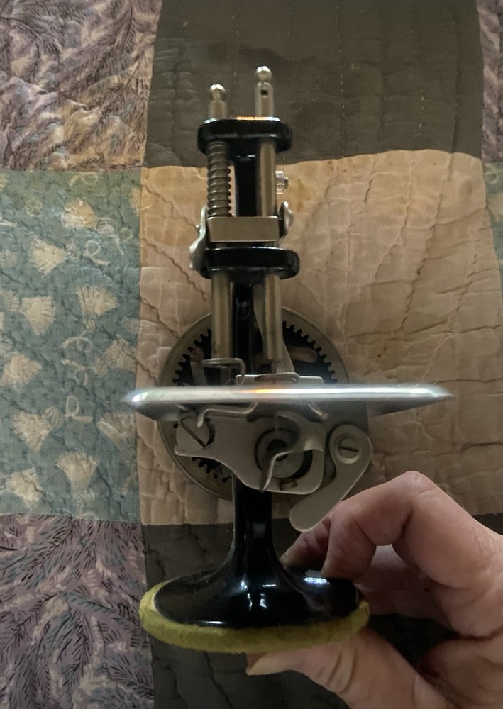 Vintage Singer Model. 20 Sewhandy - Fully functional