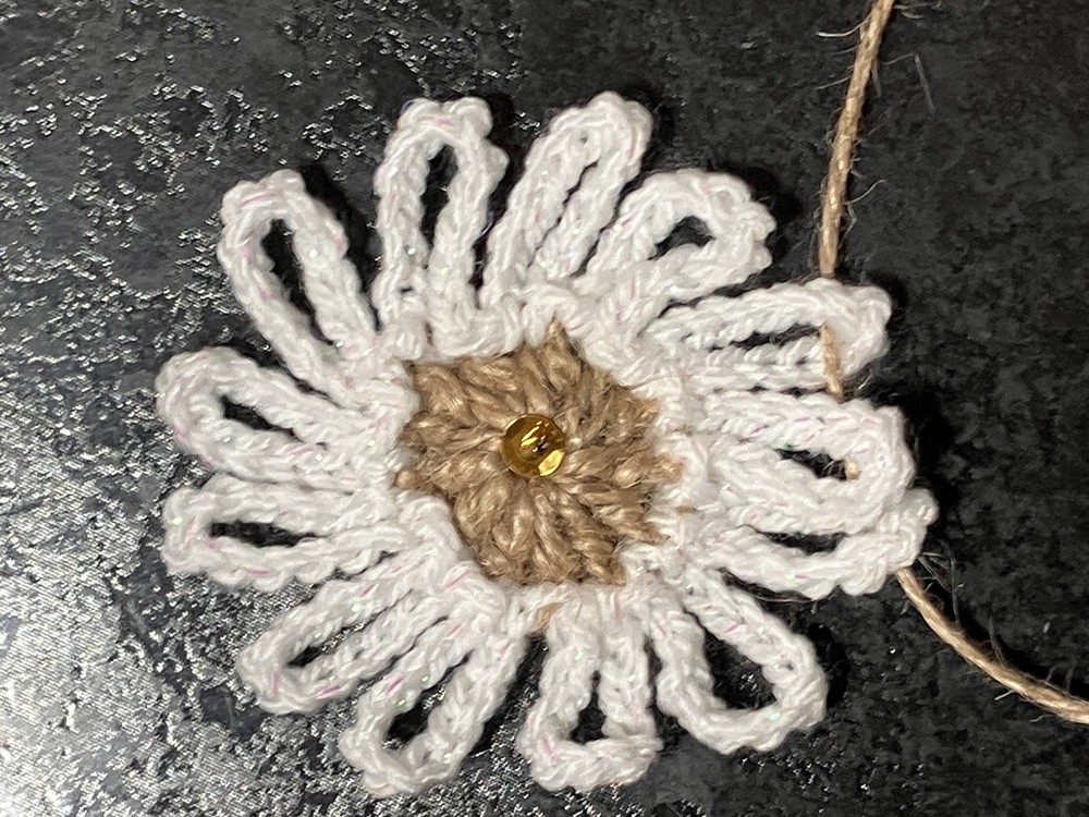 🌸NEW Hand Crochet sparkly daisy Jute Rustic Bunting Window SPRING sequins Gift
