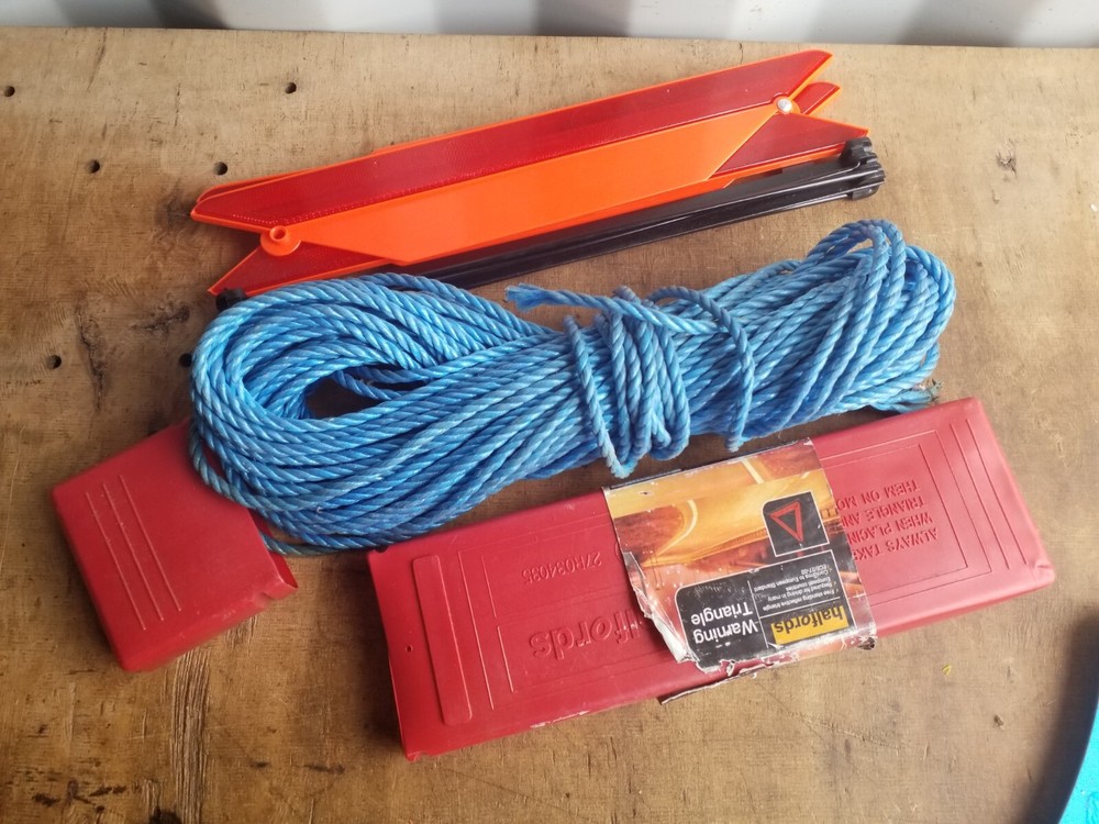 Halfords Warning Triangle Emergency Breakdown Reflective Foldable Sign Tow Rope