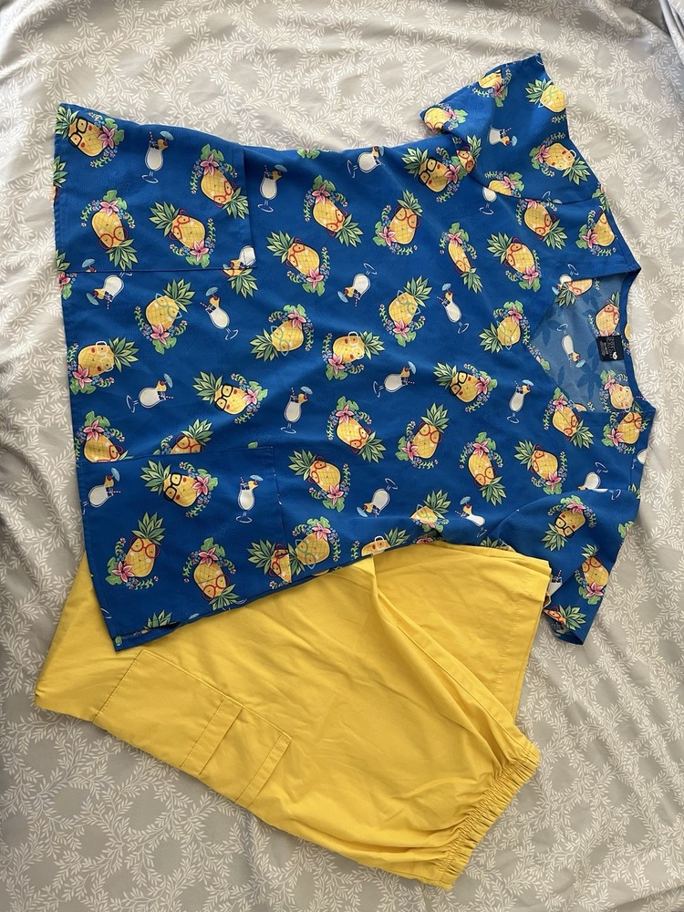 Size M/MT Zoe&Chloe/Winx Scrub Set