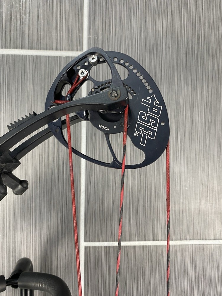 PSE Stinger X Right Hand Compound Bow - W/ Quiver Pack 10 Arrows & Accessories