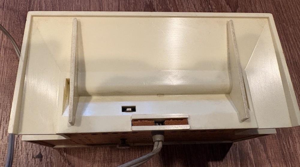 Vintage Sears Solid State Silvertone Transistor Radio w Clock Model 2061.