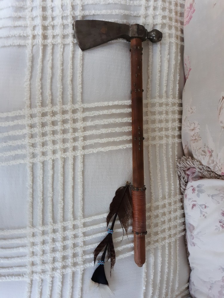 Tomahawk with Smoking Bowl - age Ax - Beads, feather & Studs - AX