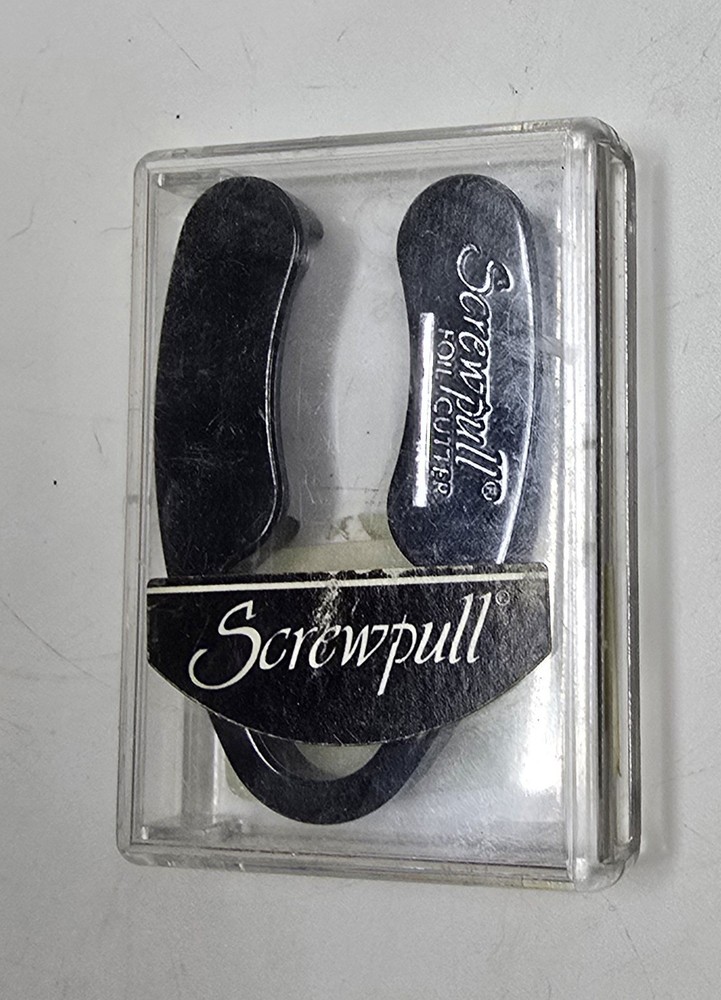 Le Creuset Srewpull Foil Cutter, Wine Accessory Black with case